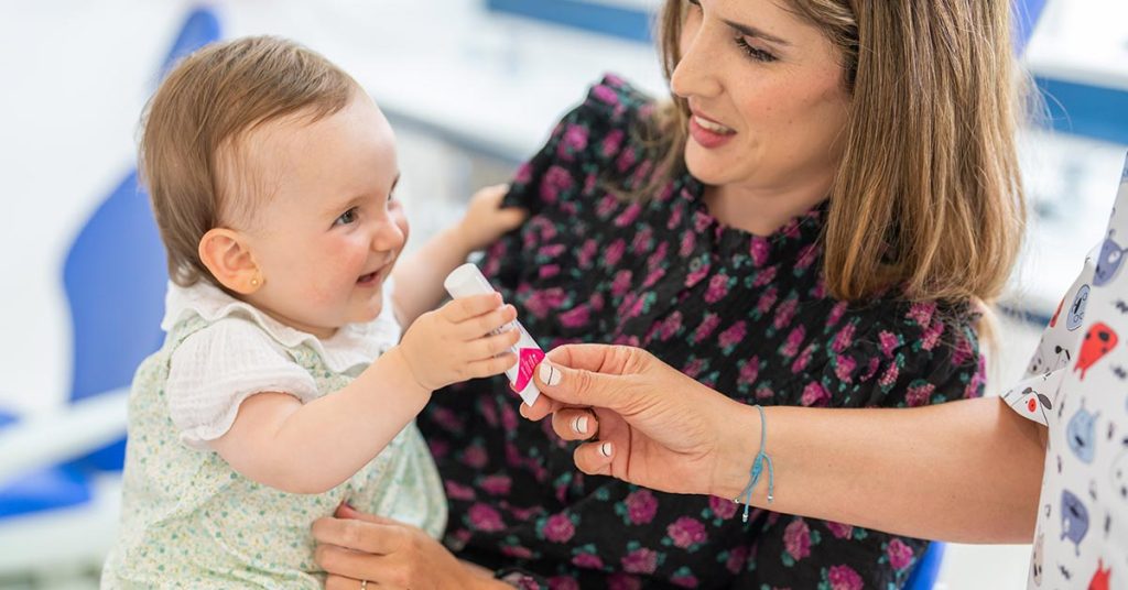 madre e hija en el dentista