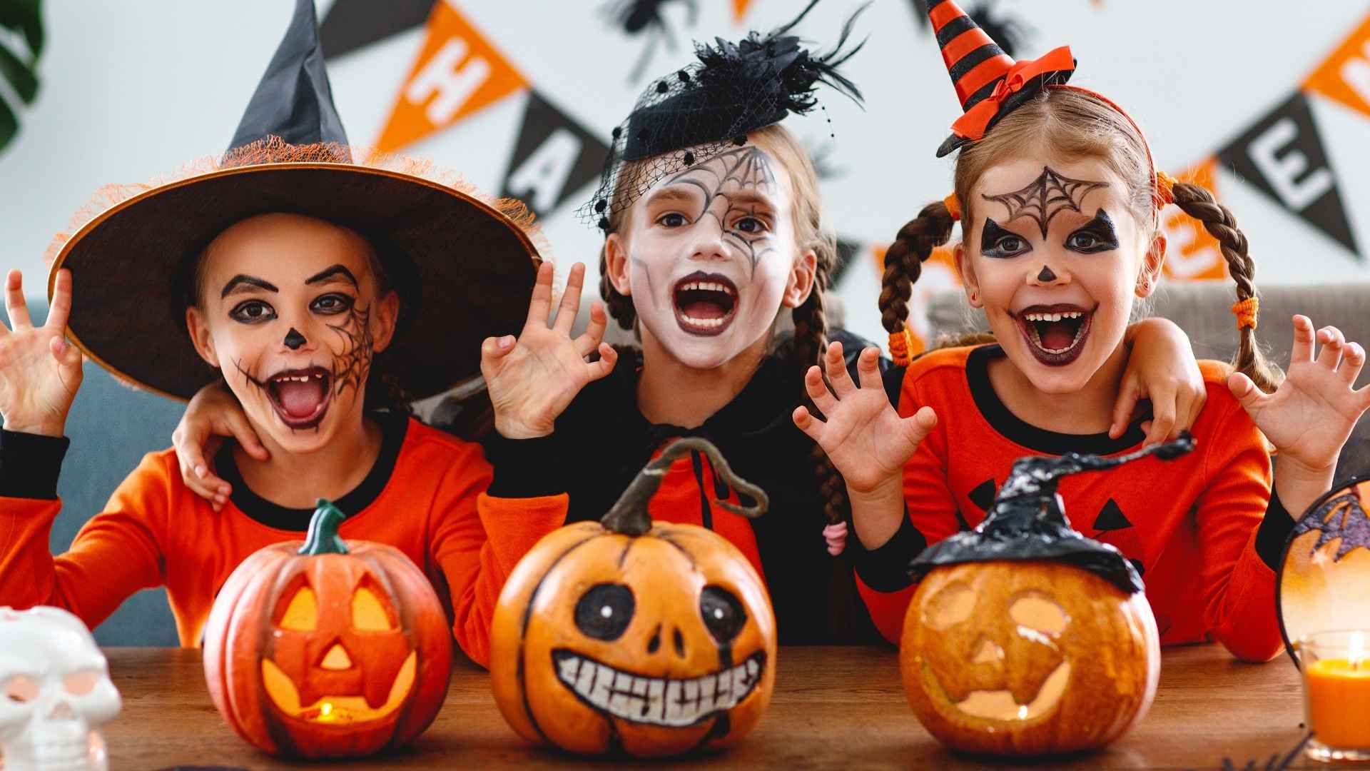 3 niños pequeños haciendo muecas disfrazados para halloween