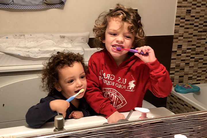 Dos niñas se lavan los dientes para mantener una buen higiene bucodental