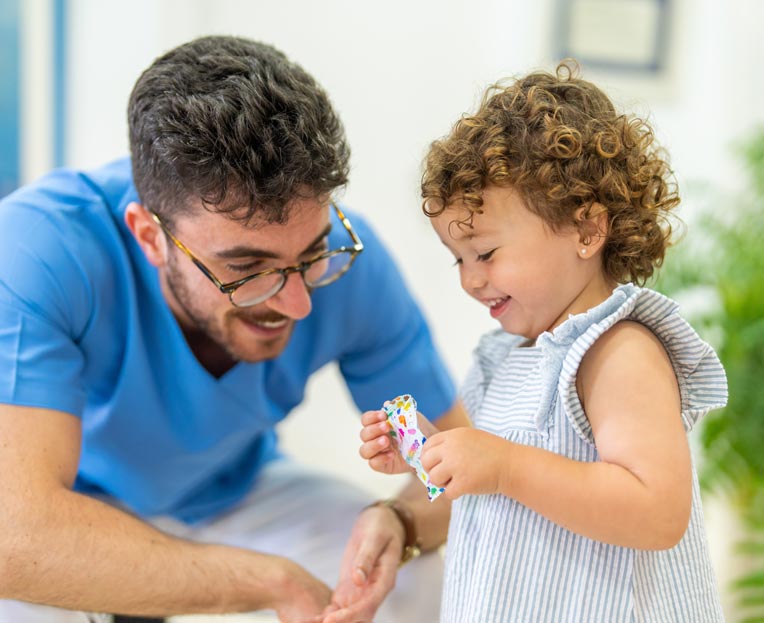 Dr. Gil con paciente infantil para ortodoncia